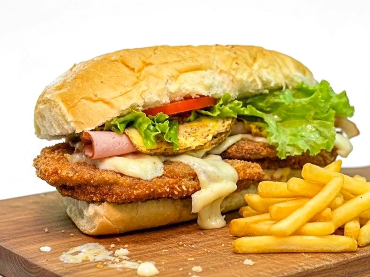 Sándwich La Argenta con jamón, huevo, queso, lechuga y tomate.