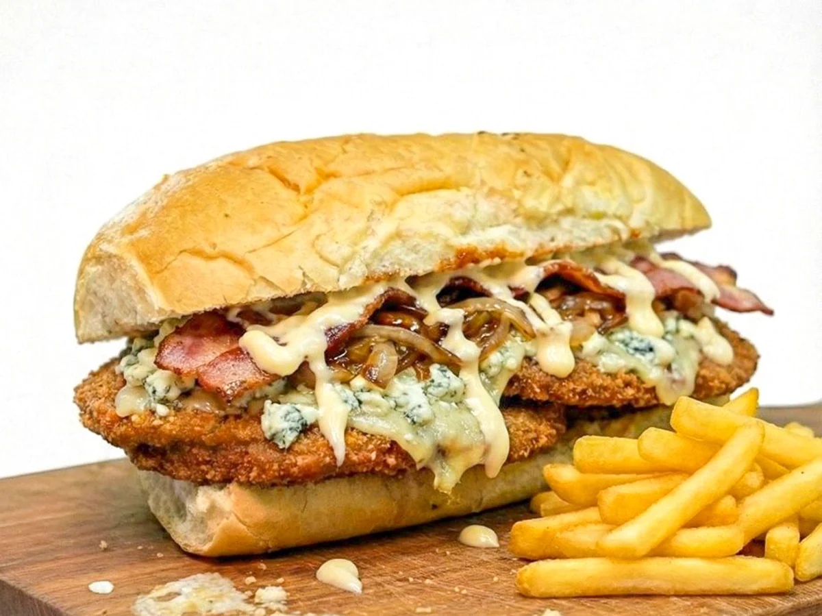 Sándwich La Blue con roquefort, bacon, cebolla caramelizada y mayonesa.