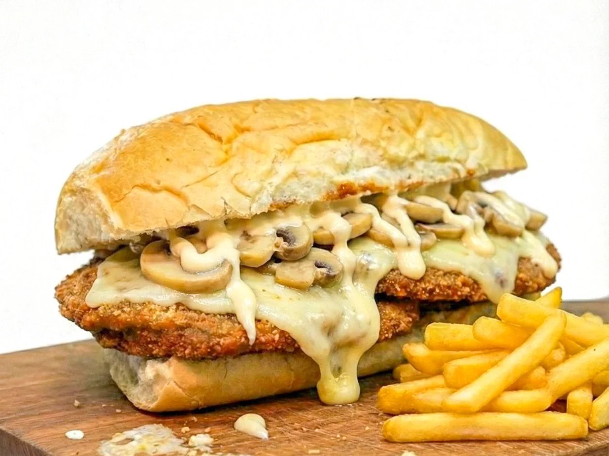 Sándwich La Champi con queso, champiñones y mayonesa.